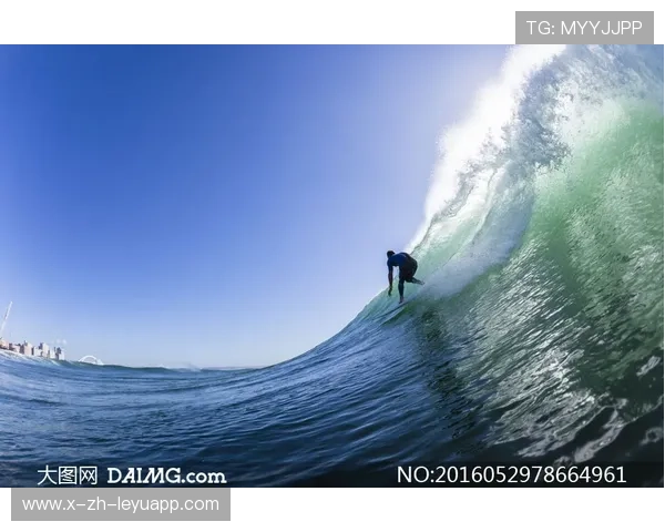 冲浪选手在巨浪中摆造型拍照，摄影师称其“海上疯子”